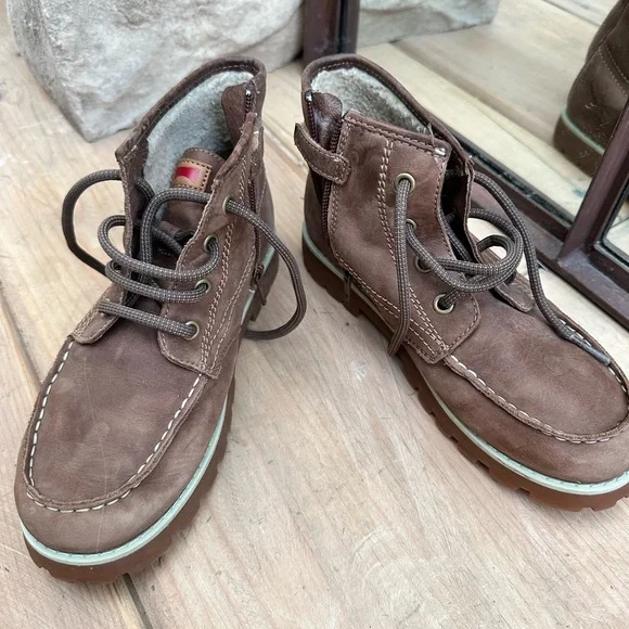 Kids camper boots. Size 4 / eu 35. stylish classy. Comfey. - Picture 1 of 6